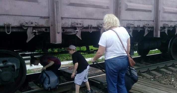 Дети «пролезают» под поездами по пути в школу: жители поселка в Ярославской области бьют тревогу