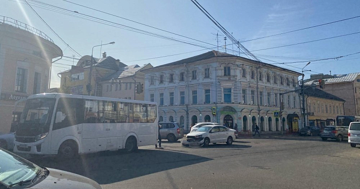В центре Ярославля автобус столкнулся с легковушкой: фото