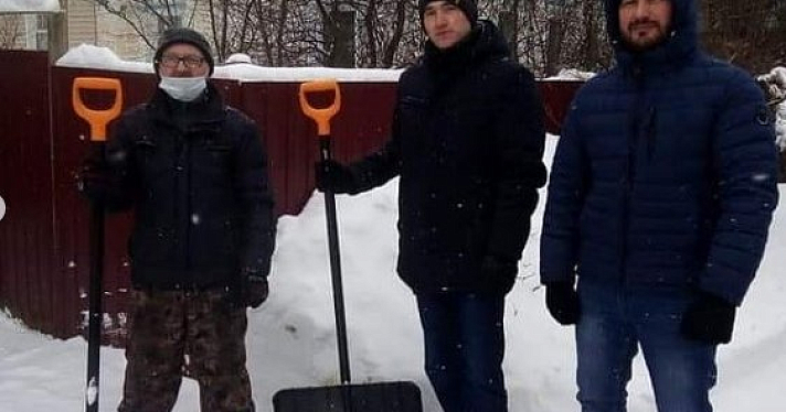 «Бабушка ничего не видит»: волонтеры из Ярославля расчищают дома одиноких пенсионеров от снега_172575