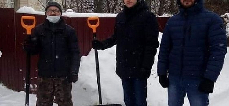 «Бабушка ничего не видит»: волонтеры из Ярославля расчищают дома одиноких пенсионеров от снега_172575