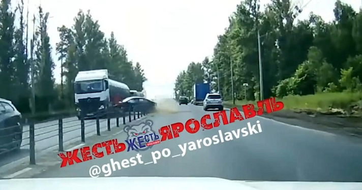 Водитель доставлена в больницу: рядом с Ярославлем столкнулись легковушка и фура