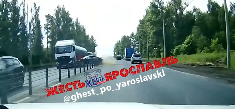 Водитель доставлена в больницу: рядом с Ярославлем столкнулись легковушка и фура