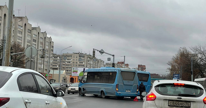 В Ярославле на Московском проспекте столкнулись автобус и легковушка_225323