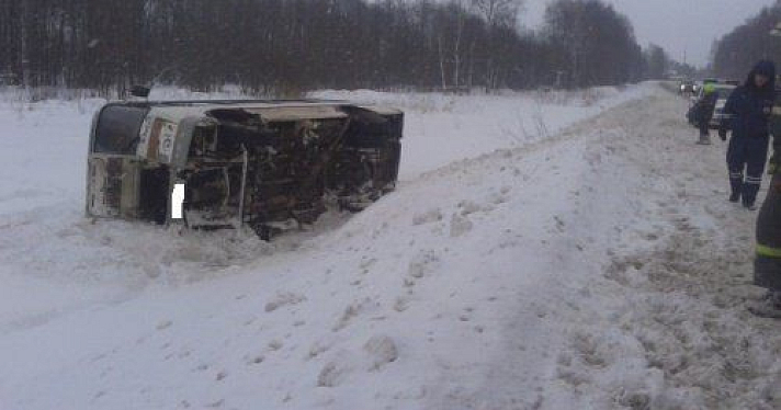 В Рыбинском районе рейсовый автобус опрокинулся в кювет, пострадал один пассажир: видео