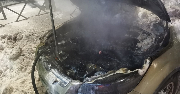 В Дзержинском районе Ярославля на ходу загорелась машина_259851