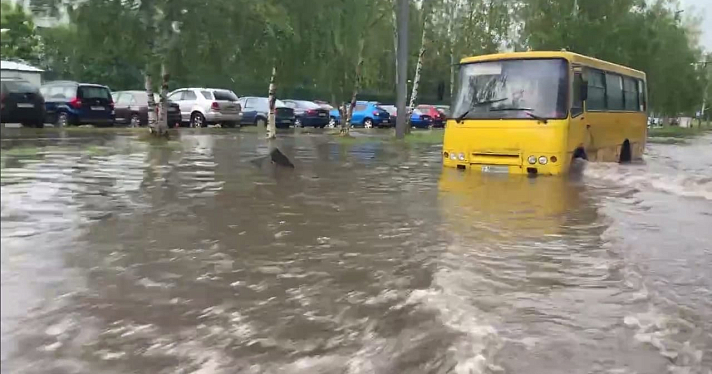 Ливень затопил рыбинские дороги и улицы_216513