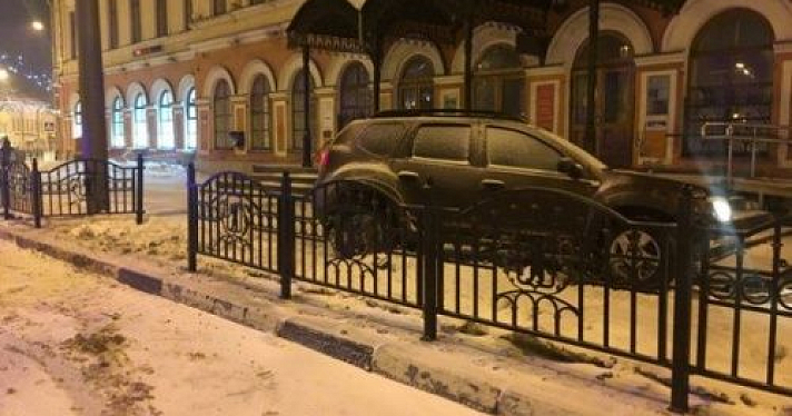 На Богоявленской площади в Ярославле водитель снес забор и убежал: видео