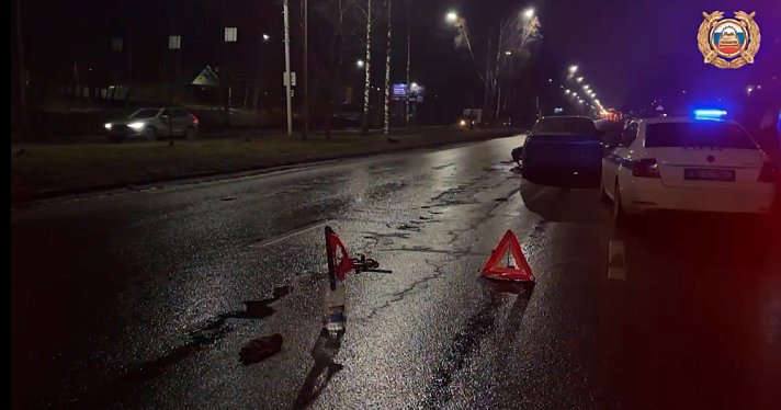 В Ярославле легковушка на скорости влетела в водителя и пассажиров сломавшегося автомобиля