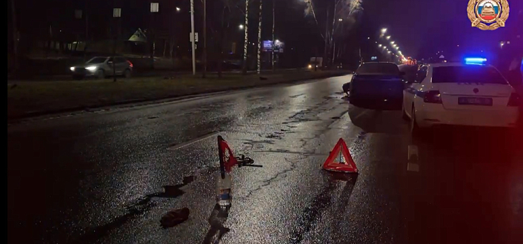 В Ярославле легковушка на скорости влетела в водителя и пассажиров сломавшегося автомобиля