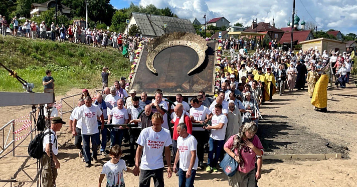 В Ярославской области более трех тысяч верующих прошли около 14 километров с огромной иконой на руках_216707