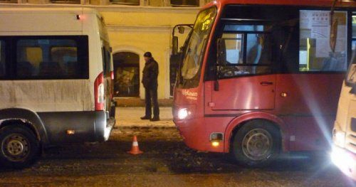 В Ярославле на остановке столкнулись две маршрутки: пострадала 49-летняя женщина 