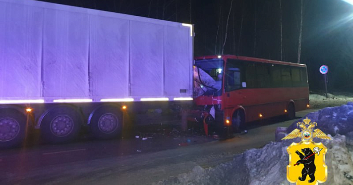 Водитель погиб на месте: в Ярославле автобус врезался в стоящую фуру