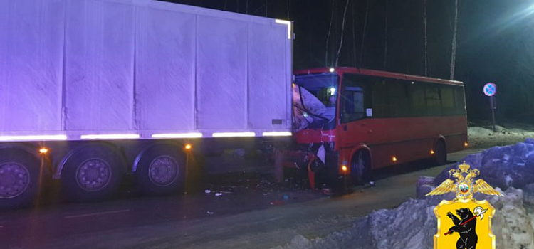 Водитель погиб на месте: в Ярославле автобус врезался в стоящую фуру