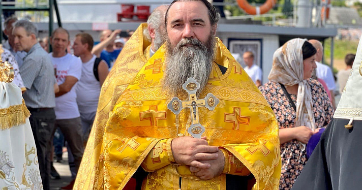 В Ярославской области более трех тысяч верующих прошли около 14 километров с огромной иконой на руках_216711