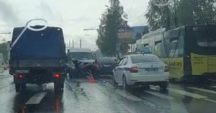 В Рыбинске столкнулись четыре авто. Видео с места происшествия