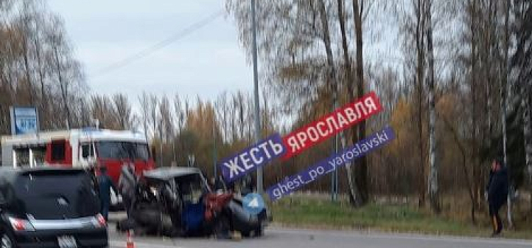 «На земле человек, не шевелится»: очевидцы рассказали о ДТП на выезде из Ярославля