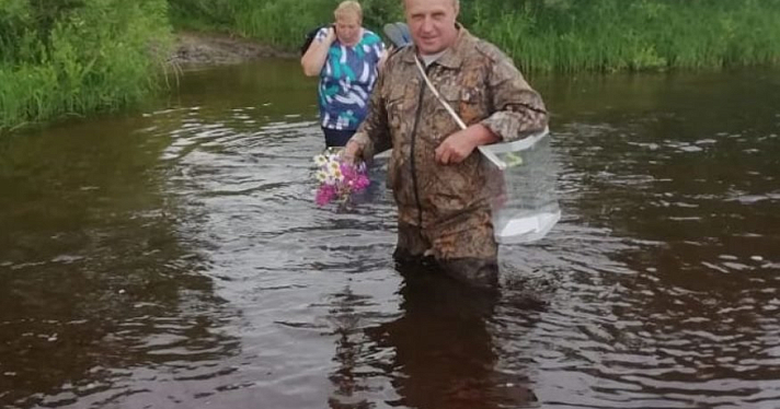 Члены УИК в Даниловском районе дошли до избирателей вброд через реку