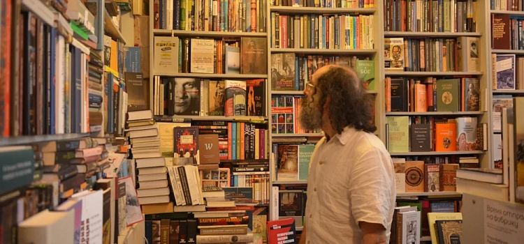 Из бывшего здания камерного театра переезжает книжная лавка Юрия Швецова