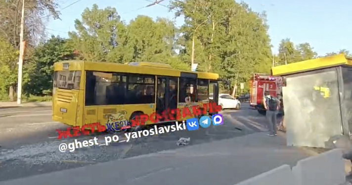 В Ярославле в результате ДТП иномарку отбросило в остановку 