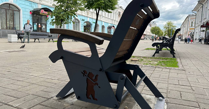 Медведь повернул не туда: в центре Ярославля установили лавочки с неправильным гербом