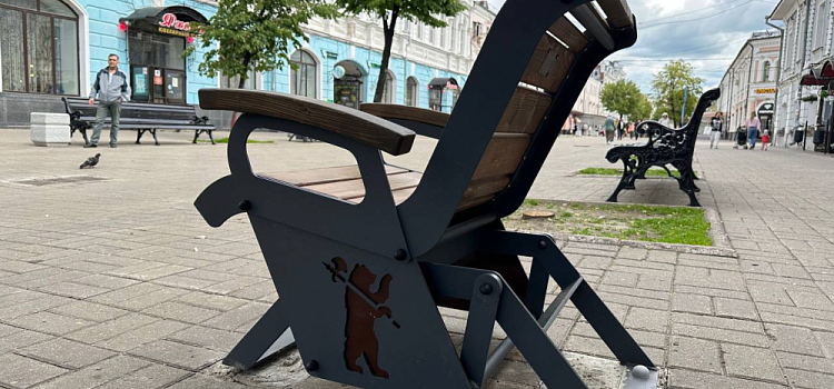 Медведь повернул не туда: в центре Ярославля установили лавочки с неправильным гербом