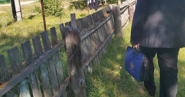 «Создаёт угрозу жизни и здоровью воспитанников»: ярославские родители пожаловались на деревянный забор в детском саду