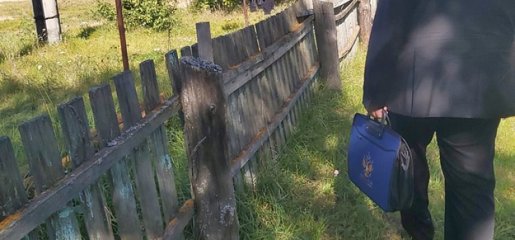 «Создаёт угрозу жизни и здоровью воспитанников»: ярославские родители пожаловались на деревянный забор в детском саду