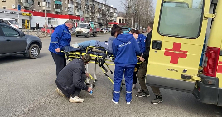 В Ярославле автобус на пешеходном переходе сбил девушку на электросамокате