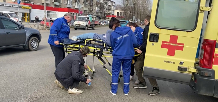 В Ярославле автобус на пешеходном переходе сбил девушку на электросамокате