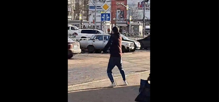 «Наркоманы напали»: в Ярославле мужчина бегал по улице с пистолетом