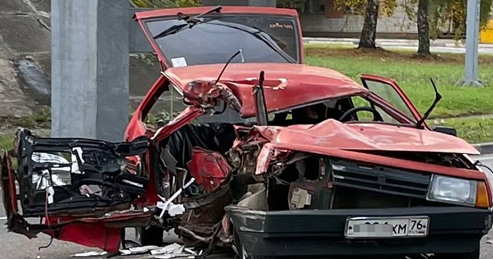 В Ярославле погиб пассажир автомобиля, врезавшегося в опору моста