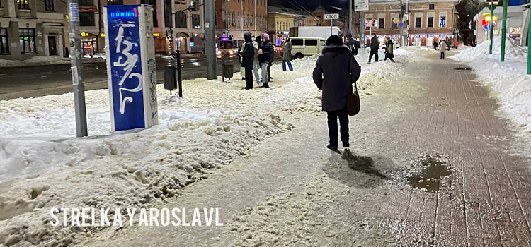 Площадь Юности в Ярославле осталась без остановочного комплекса_229635