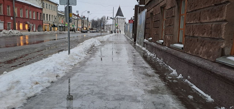 В центре Ярославля тротуары после уборки снега превратились в «смертоубийственный каток»