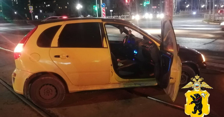В Ярославле молодой человек угнал машину друга и угодил в ДТП