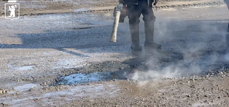 В Ярославле латают ямы_313171