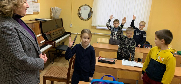 В Любимском районе в рамках нацпроекта отремонтировали детскую музыкальную школу_227913