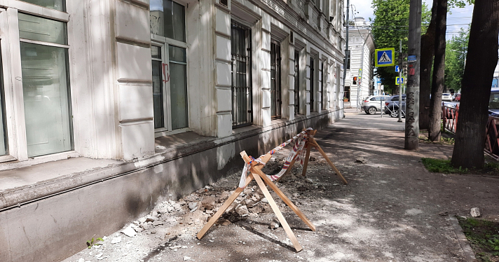 В Ярославле с крыши поликлиники рухнул кусок бетона. Фото_213429