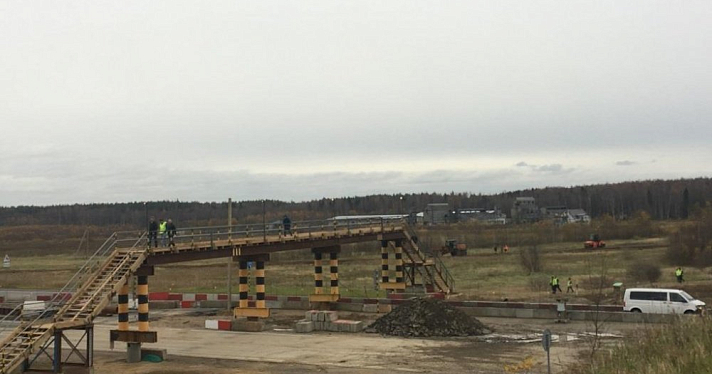 Возведен пешеходный переход через трассу М8 на участке, где ремонтируют путепровод — правительство Ярославской области
