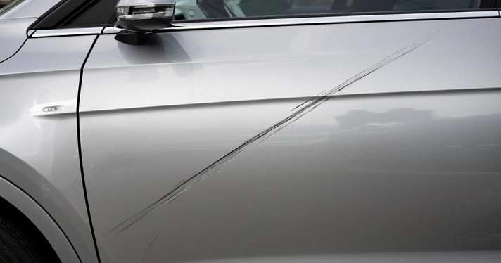 В Ярославле мужчина поцарапал иномарку знакомой из-за ссоры