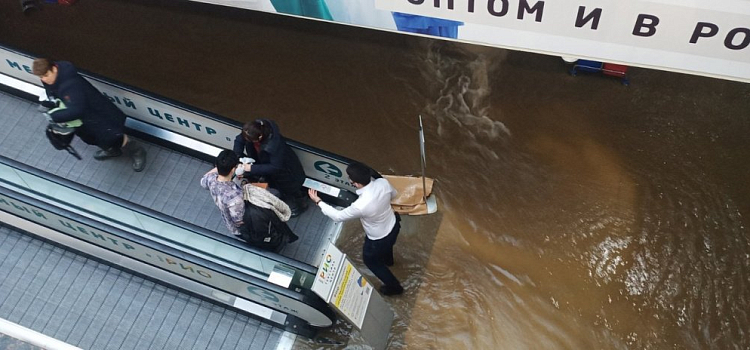 Целый этаж ушёл под воду: в Ярославле затопило ТЦ