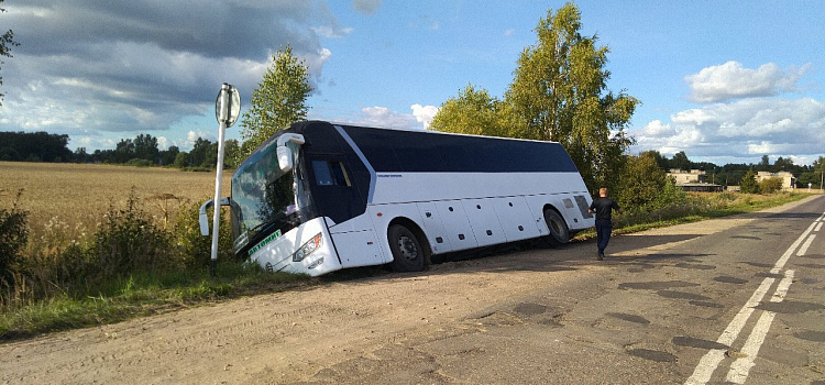 В Ярославской области пассажирский автобус съехал в кювет_165900