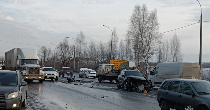 В Ярославле на ЮЗОД произошла тройная авария_235213