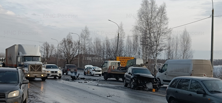 В Ярославле на ЮЗОД произошла тройная авария_235213
