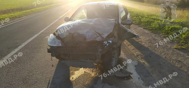 Иномарку смяло: три человека пострадали в ДТП под Ярославлем