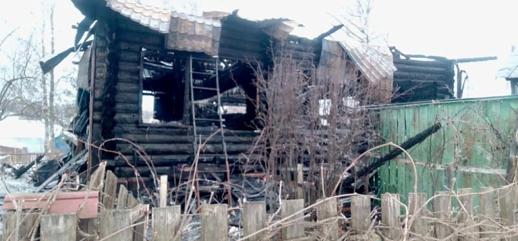 «Один человек погиб, еще один находится в больнице»: в Ярославской области заживо сгорела пожилая женщина