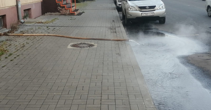 В центре Ярославля улицу затопило кипятком_254100