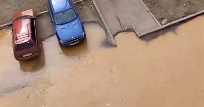 Произошёл потоп: в Дзержинском районе Ярославля прорвало трубу