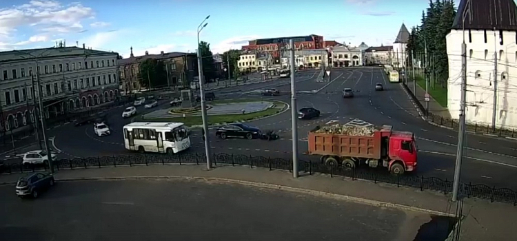 В центре Ярославле произошло ДТП с участием мотоциклиста