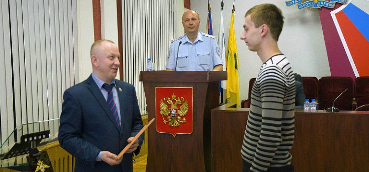 Жителя Ярославля наградили за помощь в поимке грабителя 