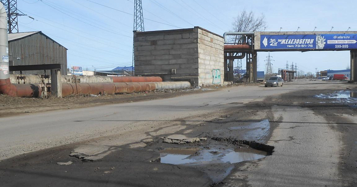 Дзержинский районный суд поддержал иск к мэрии о ремонте трех дорог_158532